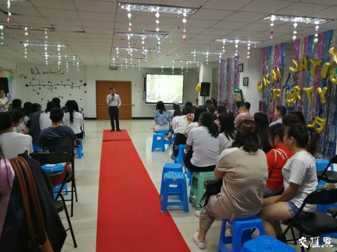 〖交汇点〗暖心，伟德bv国际体育老师用“最后一课”欢送毕业生